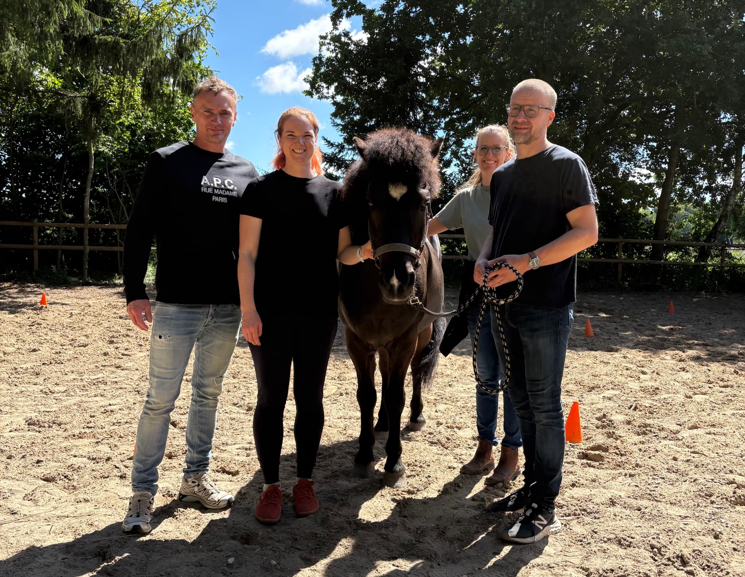 Team samlet omkring en islænder i ridehallen